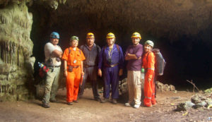 foto grupal en la entrada a cueva "la estrella"